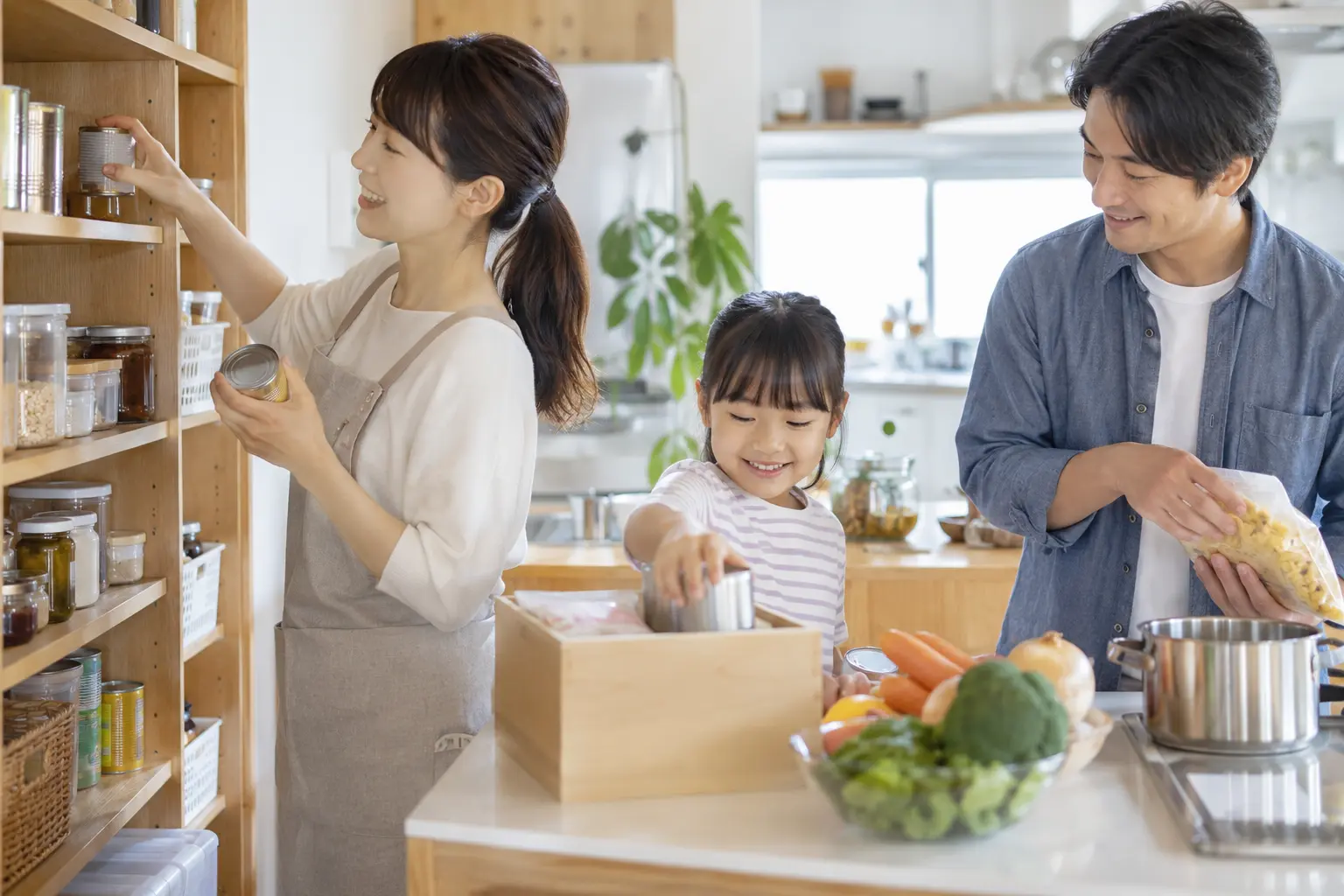 備蓄食品を順番に使い食品ロスを減らす家庭